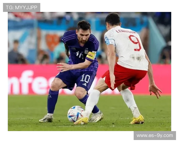 当月球化作守护者静静环绕足球展开奇幻宇宙之舞